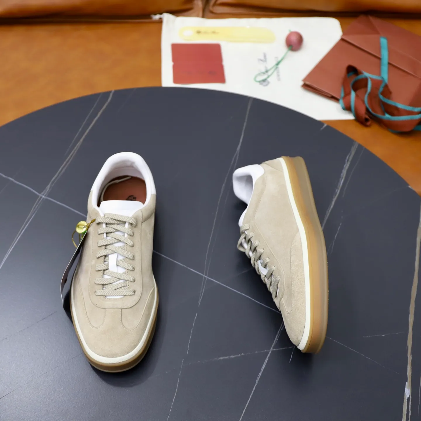 Ex-factory price: 560💰Loro Riana men’s moral training sneakers! Made from high-quality materials and designed in a low-cut silhouette, it offers an elegant and stylish look that's suitable for year-round wear. The unique double-layer sole aesthetic design, caramel cup-shaped outsole is decorated with off-white rubber trim, creating an attractive color combination. Pair with tailored pieces or jeans for a sophisticated yet casual look. The heel is decorated with soft cow leather tongue with Kummel color inserts and cotton laces with embossed LP logo. Upper: cow split suede. Lining: original thickened soft sheepskin. Size: 38-39-40-41-42-43-44 (customized in 45.46)